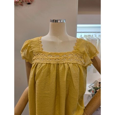 스퀘어넥 자수 블라우스