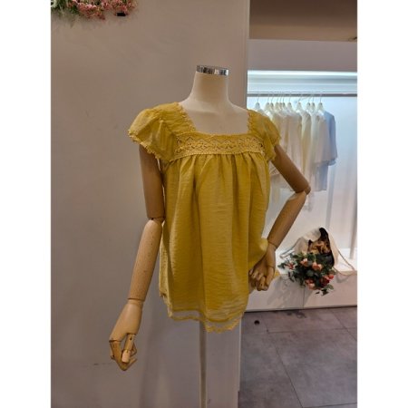 스퀘어넥 자수 블라우스