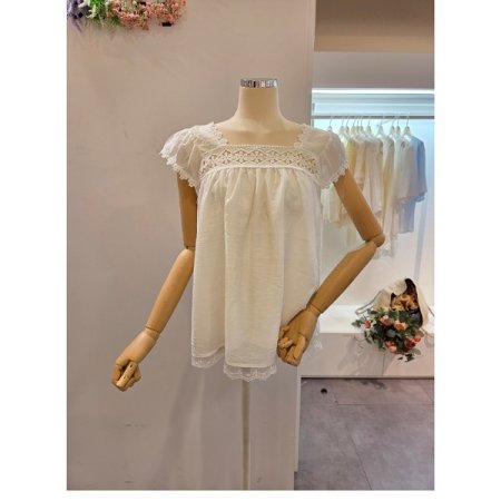 스퀘어넥 자수 블라우스