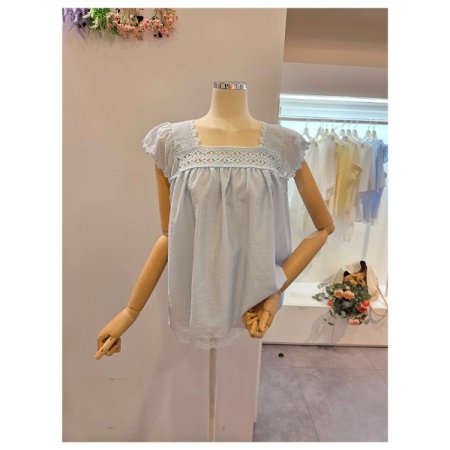 스퀘어넥 자수 블라우스