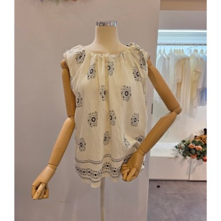 문양 라운드 민소매 블라우스