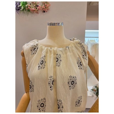 문양 라운드 민소매 블라우스