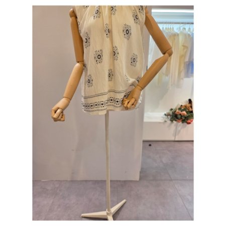 문양 라운드 민소매 블라우스