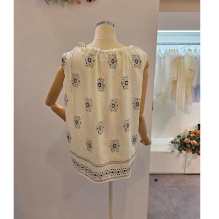 문양 라운드 민소매 블라우스