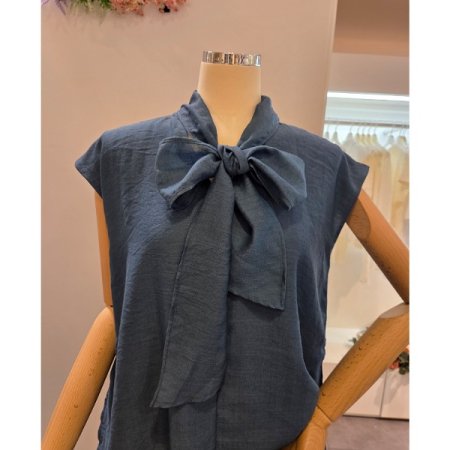 리본타이 민소매 블라우스