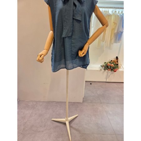 리본타이 민소매 블라우스