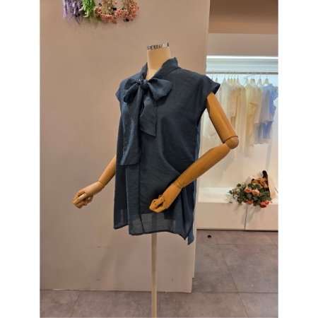 리본타이 민소매 블라우스