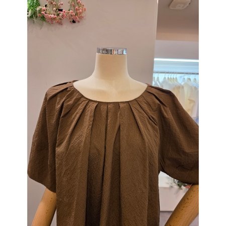 핀턱 라운드넥 블라우스