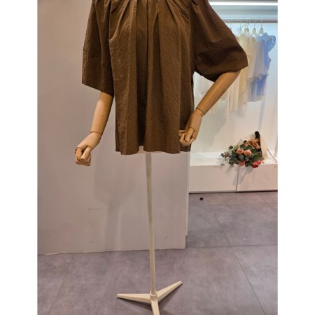 핀턱 라운드넥 블라우스