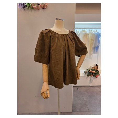 핀턱 라운드넥 블라우스