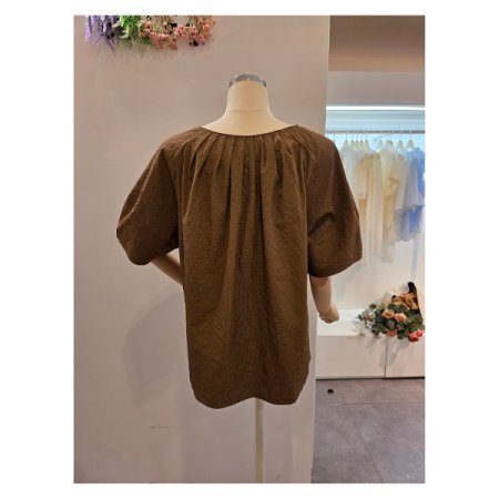 핀턱 라운드넥 블라우스