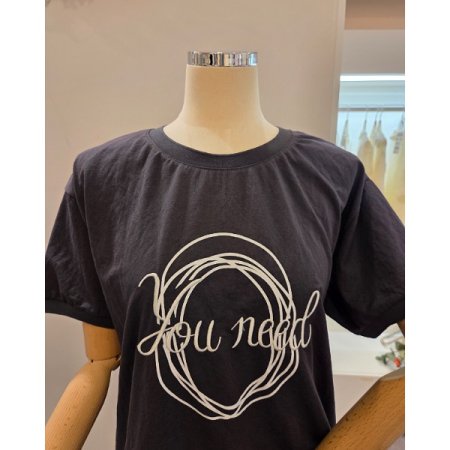 라운드넥 화이트 레터링 티셔츠