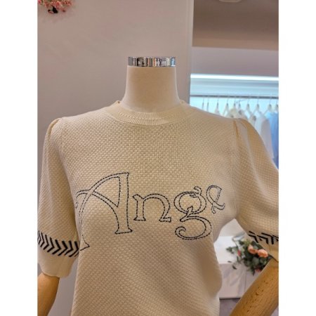 어깨 핀턱 라운드넥 니트