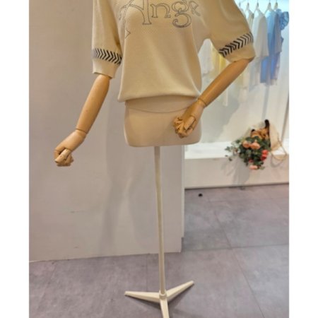 어깨 핀턱 라운드넥 니트