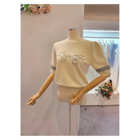 어깨 핀턱 라운드넥 니트