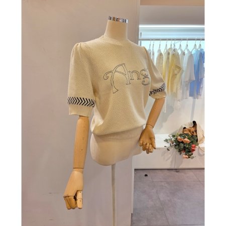 어깨 핀턱 라운드넥 니트