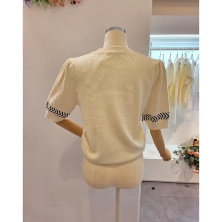 어깨 핀턱 라운드넥 니트