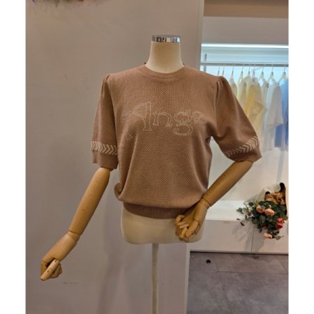 어깨 핀턱 라운드넥 니트