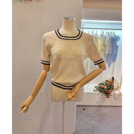 스퀘어넥 꽈배기 니트