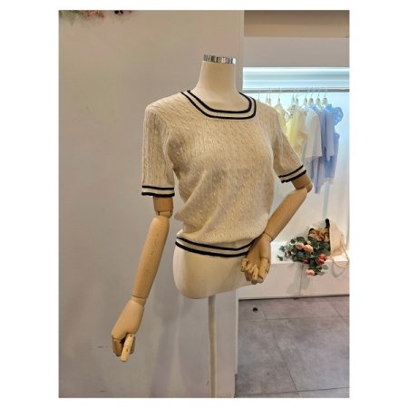 스퀘어넥 꽈배기 니트