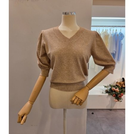 브이넥 퍼프 소매 니트