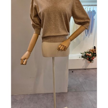 브이넥 퍼프 소매 니트