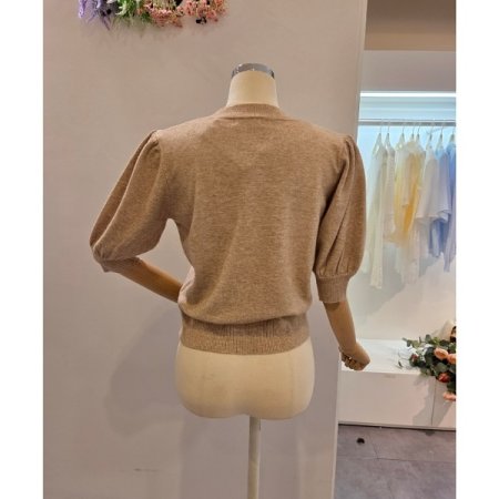 브이넥 퍼프 소매 니트