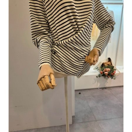 스트라이프 옆 단추 니트