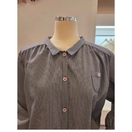 어깨 핀턱 잔체크 블라우스