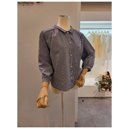 어깨 핀턱 잔체크 블라우스