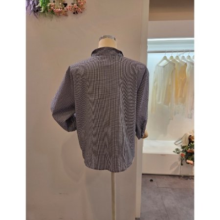 어깨 핀턱 잔체크 블라우스