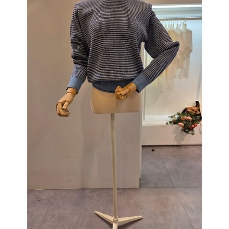 밑단 배색 패턴 라운드 니트