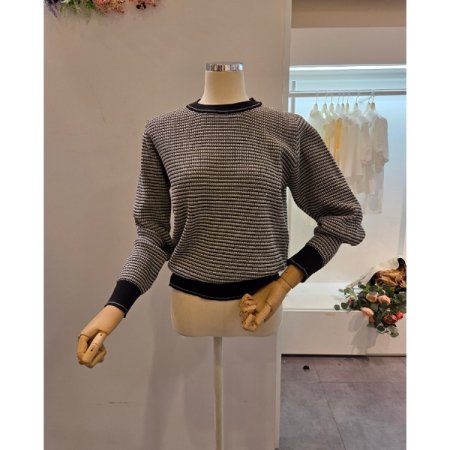 밑단 배색 패턴 라운드 니트