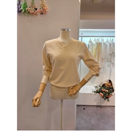 소매장식 브이넥 니트