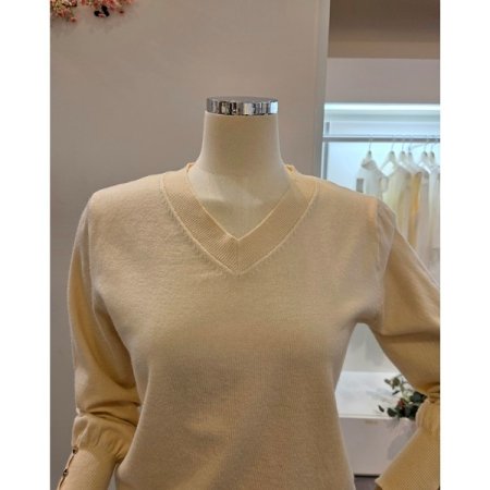 소매장식 브이넥 니트