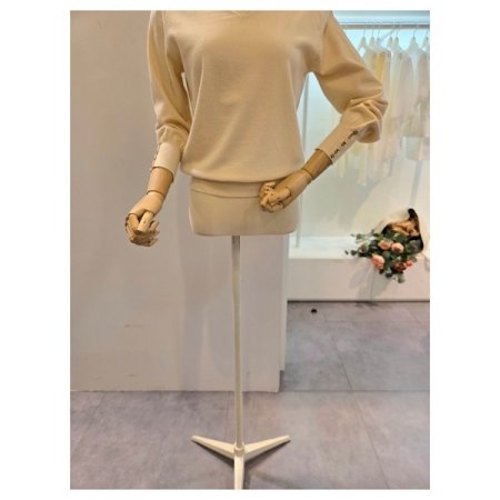 소매장식 브이넥 니트