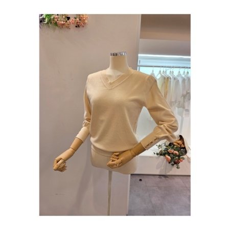 소매장식 브이넥 니트