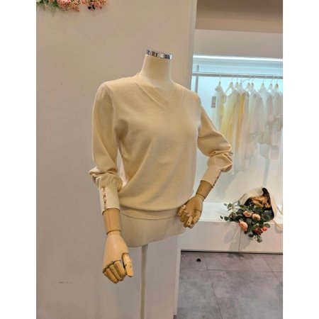 소매장식 브이넥 니트