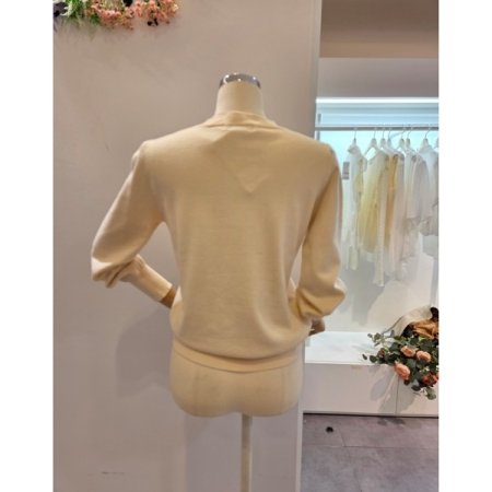 소매장식 브이넥 니트