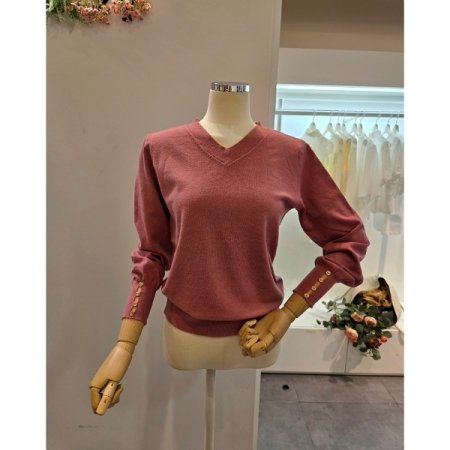 소매장식 브이넥 니트