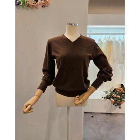 소매장식 브이넥 니트