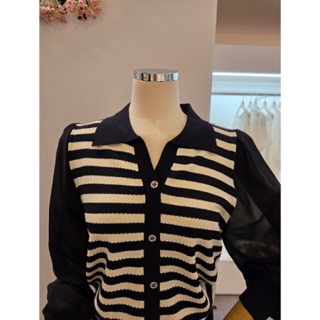 소매 배색 스트라이프 카라 니트