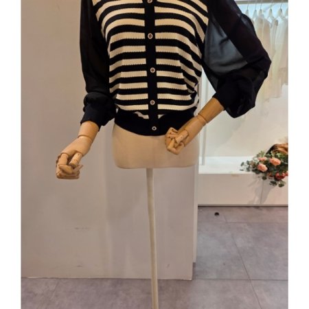 소매 배색 스트라이프 카라 니트