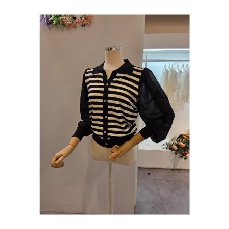 소매 배색 스트라이프 카라 니트