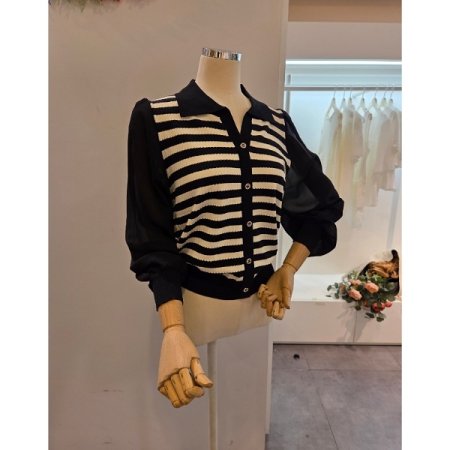 소매 배색 스트라이프 카라 니트