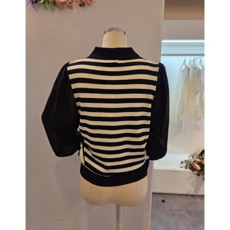 소매 배색 스트라이프 카라 니트