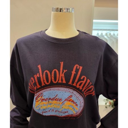 오버 레터링 라운드 맨투맨티셔츠