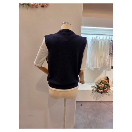 투톤 배색 브이넥 니트조끼