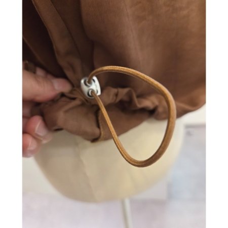 밑단 스트링 카라 셔츠