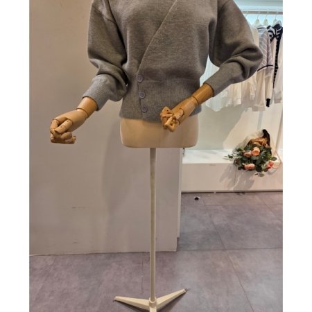 사선 포인트 라운드넥 니트